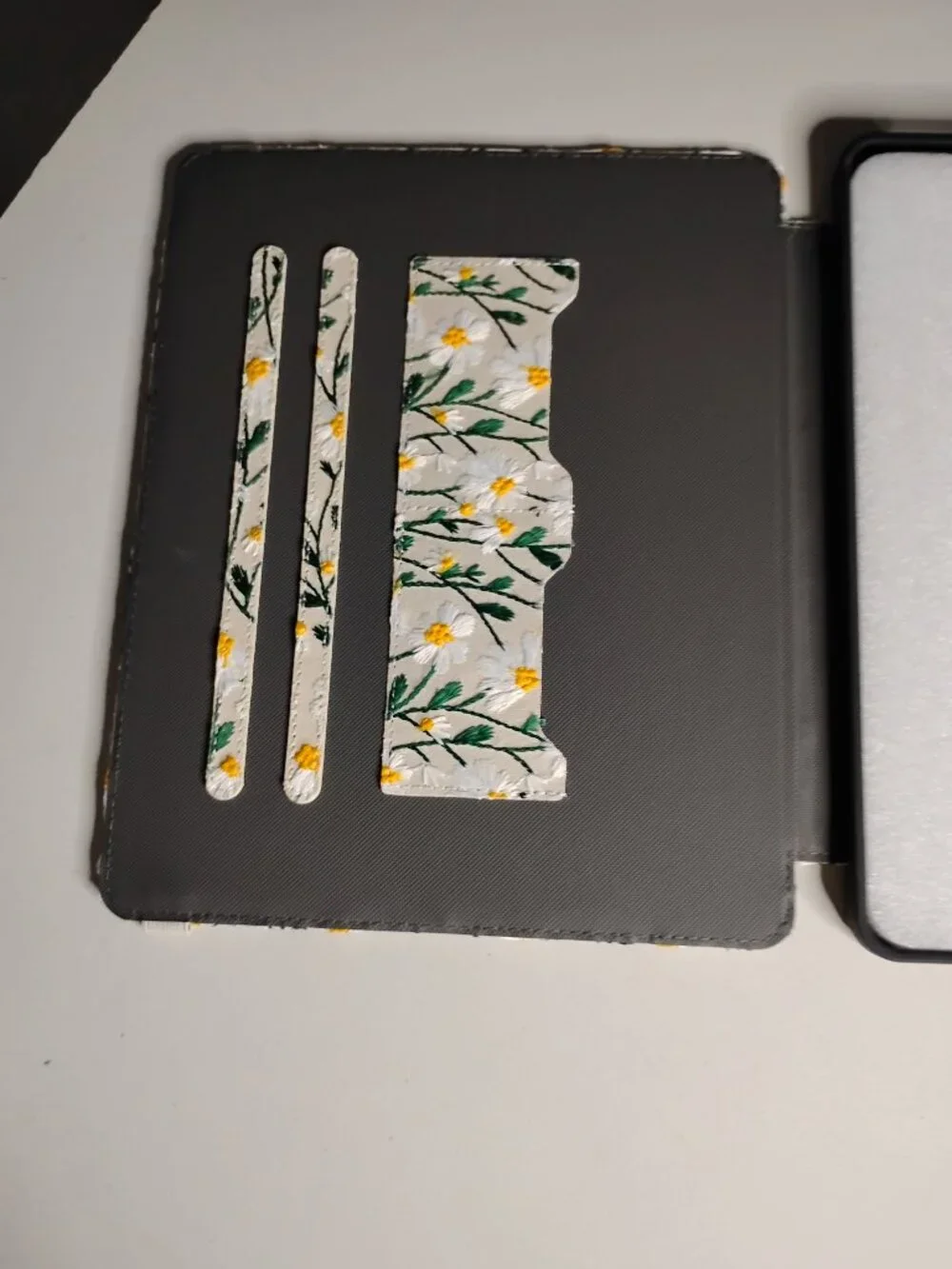 Embroidered Daisy Ipad Case Approx 11